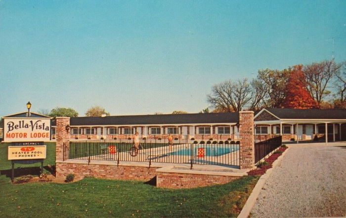 Motel Bear Lake (Bella Vista Lodge, Bella Vista Motor Lodge) - Vintage Postcard (newer photo)